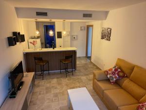 莫利纳德塞古拉Apartamento El Azul的带沙发的客厅和厨房