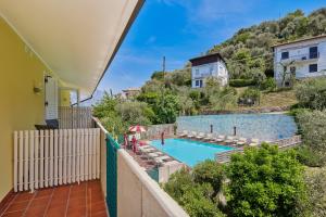 马尔切西内斯梅拉尔达别墅酒店的从房子的阳台上可欣赏到游泳池的景色