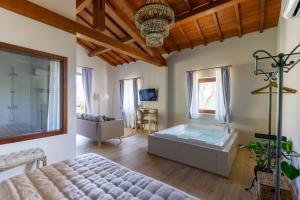 奥维多Antichi Casali di Charme的卧室配有床和浴缸