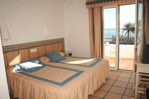 莫哈卡尔Virgen del Mar Holidays的一间卧室设有一张床,享有海景