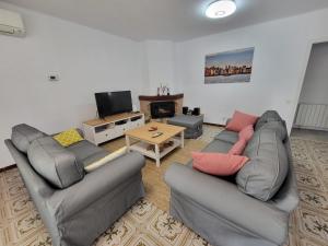 托里代巴拉Torredembarra cosy, well equipped house, 5 min. from the beach的客厅配有两张沙发和一台电视机