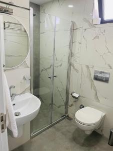 内夫谢希尔Apart Angel Suit 3的带淋浴、卫生间和盥洗盆的浴室