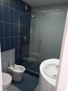 塞纳河畔讷伊Parisian Sparkle Retreat的浴室配有卫生间、盥洗盆和淋浴。