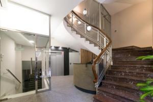 阿尔么丽亚托雷鲁兹中心酒店的一座带玻璃墙的建筑的楼梯