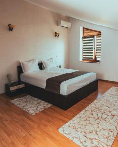苏利纳Delta Est Hotel & Restaurant的一间卧室设有一张大床和一个窗户。
