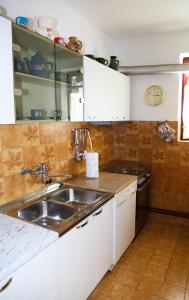 苏佩塔尔Artistic summer house Marinovic with garden&BBQ的厨房配有白色橱柜和水槽