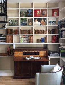 吉维尼L'Atelier du Paysagiste - maison d'artiste的书架,书架上写着书桌