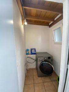 丰卡连特德拉帕尔马Villa Colon的一间小浴室,内设洗衣机