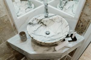 尼亚·卡利克拉提亚BLUE AND WHITE LUXURY suites的一间带大理石水槽的柜台浴室
