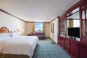 墨西哥城美洲嘉年华改革大道酒店的酒店客房,配有床和电视