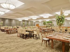 墨西哥城美洲嘉年华改革大道酒店的大型宴会厅配有桌椅
