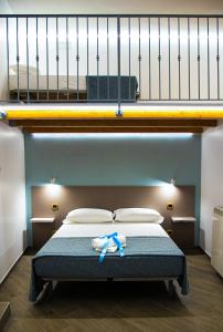 拉戈内格罗Bed And Breakfast - Lulugiù的卧室里一张带蓝色丝带的床