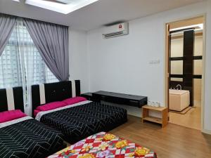 峇都丁宜Pearl Residences Sleep 27的酒店客房,设有两张床和镜子
