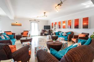 阿尔卡萨狄里娜公寓酒店的带沙发、椅子和电视的客厅