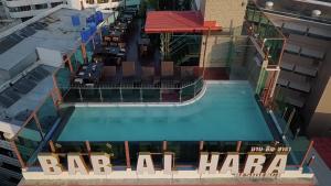 芭东海滩BAB ALHARA HOTEL的酒吧享有泳池的顶部景色。