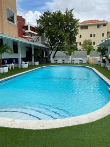 圣多明各华美圣多明各公主酒店的大楼前的大型蓝色游泳池