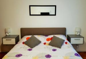 普拉Bright & Cozy Pula的一间卧室,床上放着鲜花