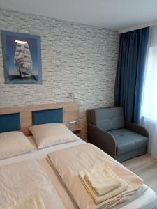 科沃布热格Villa Selavi的一间卧室配有一张床和一把椅子