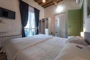 佛罗伦萨Florence David's Guesthouse的一间卧室设有一张大床和一个窗户。