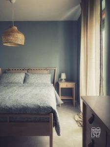 马泰拉maestranze的一间卧室设有一张床和蓝色的墙壁