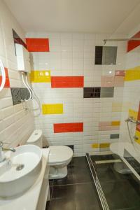 尼什Sleep Hostel的浴室配有卫生间、盥洗盆和淋浴。