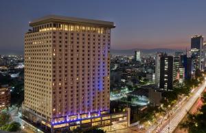 墨西哥城美洲嘉年华改革大道酒店的夜晚在城市的高楼
