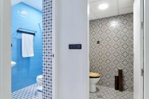 穆尔西亚Alojamiento Simon 1 Murcia的蓝色的浴室设有卫生间和淋浴。