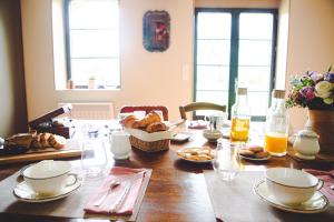 Lailly-en-ValDomaine de Montizeau的一张木桌,上面有食物和饮料