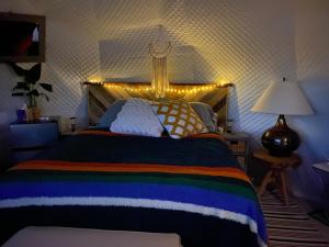瓦莱Star Garden Az的一间卧室配有一张大床和灯光