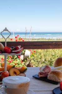 圣特奥多罗La Minditta的一张带食物的桌子,享有海景