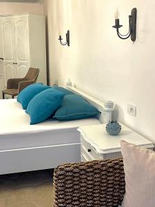 斯韦蒂·斯特凡蒙特佩拉公寓的一间卧室配有一张带蓝色枕头的床。