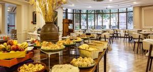 圣保罗Paulista Wall Street Flat 03的在一家提供多种食物的酒店享用自助餐