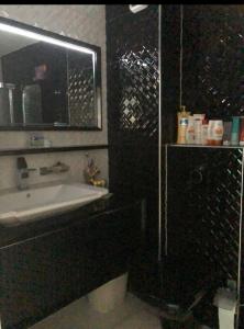 GnjilaneLovely 2 bedroom condo in Gjilan.的一间带水槽和镜子的浴室