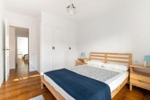 卡拉费尔Casita del Bot的一间卧室配有一张带蓝色毯子的大床
