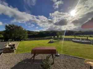 Achill SoundGreenway lodge B&B的一个带野餐桌和喷泉的公园