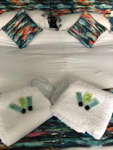 SymingtonBoutique Cabin. The View的一张带白色毛巾和枕头的床