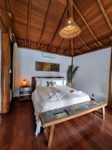 阿拉亚尔达茹达Villa Bulan的一间卧室设有一张大床和木制天花板