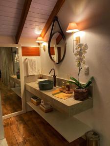格拉玛多薰衣草旅馆的一间带水槽和镜子的浴室