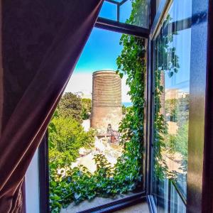 巴库苏丹精品酒店的享有筒仓景致的开放式窗户
