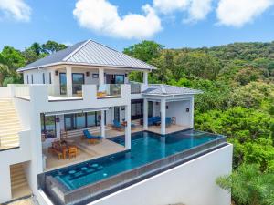 罗阿坦Ocean Pearl home的享有带游泳池的房屋的空中景致