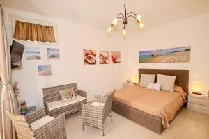 哥斯达雷"SARDESIDENCE" Spiaggia Privata WiFi Parcheggio Riservato的卧室配有一张床和一张桌子及椅子