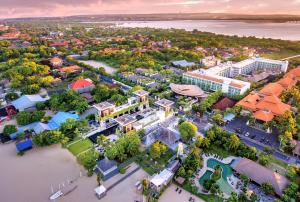 努沙杜瓦The Sakala Resort Bali All Suites的水体城市的空中景观