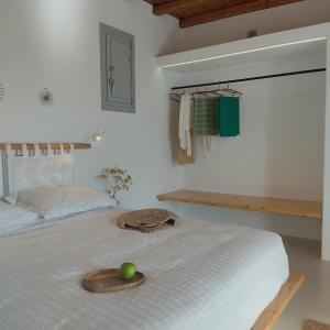 阿诺梅拉Teal Rock Mykonos的一间卧室配有一张床铺,上面有青苹果