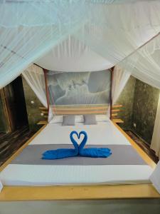 伊法地Ifaty Beach Club Resort的中间有蓝色心的床铺