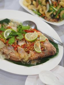 Ban Phang Khwang TaiPhuphanplace Hotel的一块带石灰片的鱼片的食品