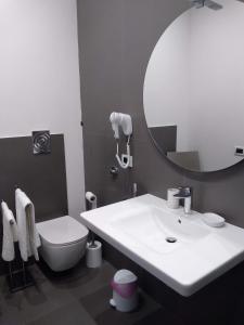 圣维托罗卡波Granello di Sabbia的一间带水槽、卫生间和镜子的浴室