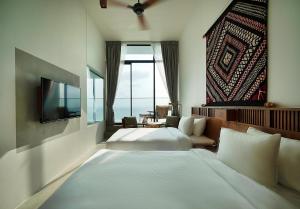 科伦坡Granbell Hotel Colombo的酒店客房设有两张床和电视。