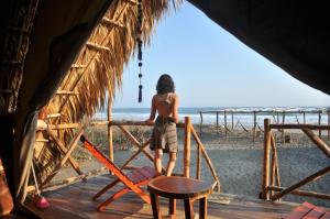 TonaláEntremares的站在小屋里望着海滩的人