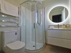特卡波湖April Lodge的带淋浴、卫生间和盥洗盆的浴室