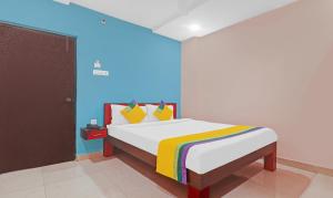 海得拉巴Itsy By Treebo - Aflah的一间卧室配有一张蓝色墙壁的床